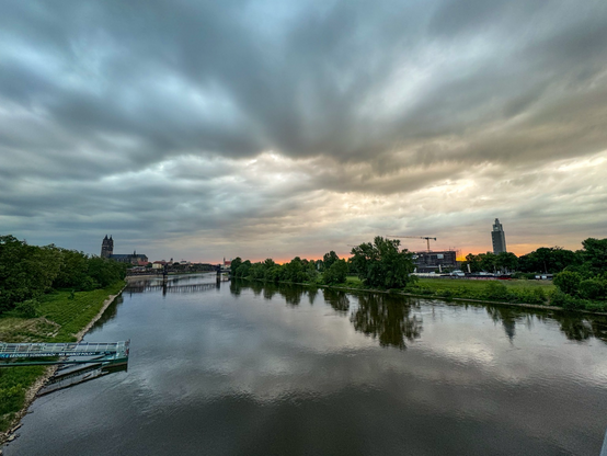 Die Elbe in Magdeburg von der Sternbrücke ausgesehen mit Blick nach Norden zum Dom
