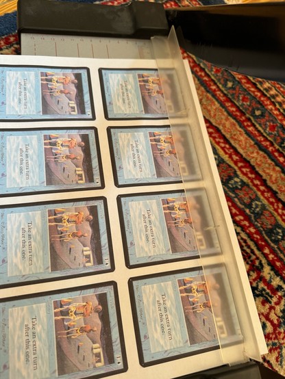 Auf einer Schneidemaschine liegen 8 selbst gedruckte „Time Walk“ Magic the Gathering Karten 