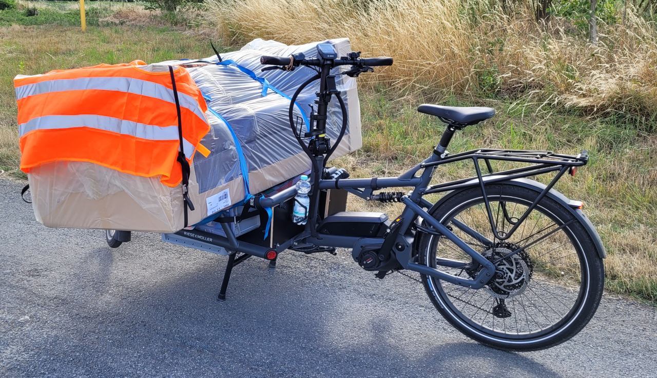 Lastenrad mit Sofa.